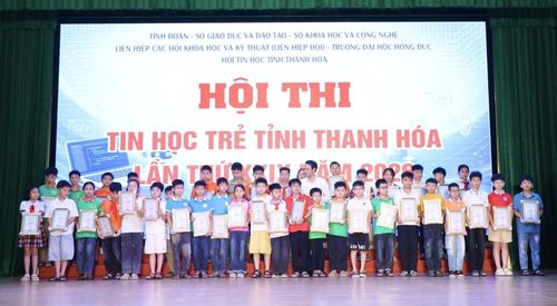 Ban Tổ chức trao giải cho các em học sinh khối tiểu học.