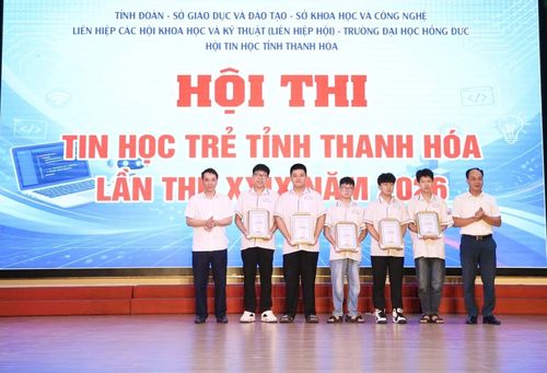 Trao giải cho các em học sinh thuộc khối chuyên.