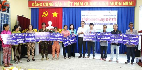 Trao bảng tượng trưng tặng nhà đại đoàn kết cho người dân xã Cần Đăng, do Công ty TNHH MTV Xổ số kiến thiết An Giang tài trợ.