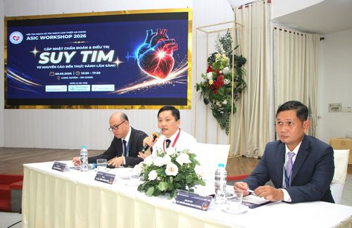 Đoàn chủ tọa điều hành thảo luận tại hội thảo.