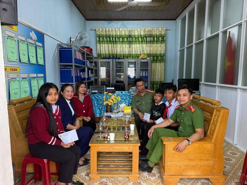 Mô hình "Em nuôi của Đoàn" tiếp thêm động lực để các em vươn lên trong học tập. Ảnh: MẾN NGUYỄN