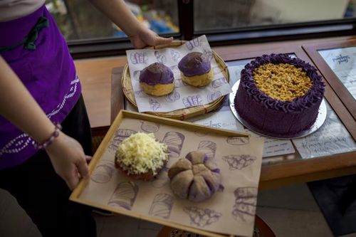 Bánh ngọt làm từ khoai tím ube tại quán cà phê Good Shepherd ở Baguio, Philippines. Ảnh: CNN