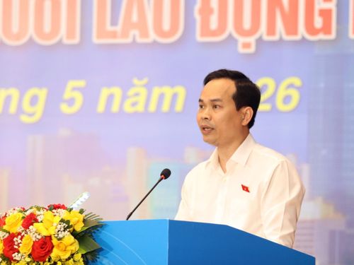 Phó Trưởng đoàn chuyên trách Đoàn đại biểu Quốc hội thành phố Đà Nẵng Nguyễn Duy Minh báo cáo kết quả kỳ họp Quốc hội tại hội nghị. Ảnh: TRỌNG HUY
