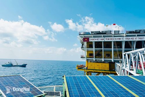 Hải đăng được thiết kế trên nóc các nhà giàn DK1 - vị trí thuận lợi trong việc chiếu sáng. Ảnh: Bình Nguyên