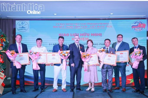 Ông Sadykov Timur Sirozhevich trao bằng khen cho các cá nhân.