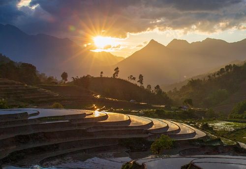 Nắng chiều rọi xuống những tràn ruộng bậc thang tạo nên cảnh sắc miền sơn cước đầy sức hấp dẫn.