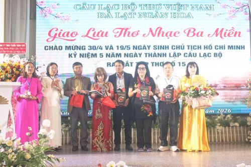 Trao tặng nhau những vần thơ nhân kỷ niệm 5 năm thành lập CLB