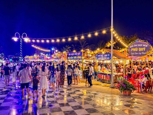 Khu ẩm thực đêm lần đầu tiên được tổ chức ở Phú Quý đã góp phần làm đa dạng sản phẩm