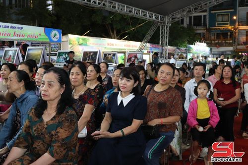 Đông đảo nhân dân đến xem khai mạc.
