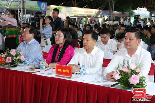 Các đại biểu dự triển lãm.