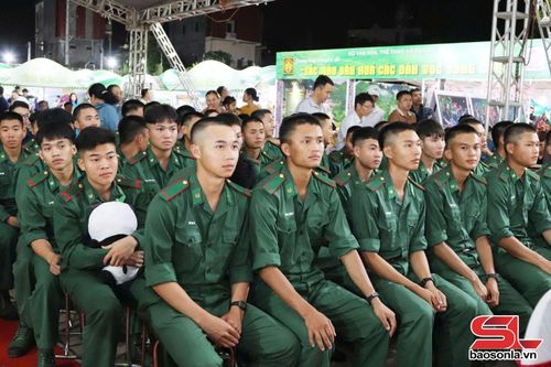 Cán bộ, chiến sĩ dự khai mạc. 
