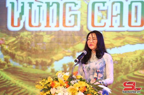 Đồng chí Nguyễn Hằng Nga, Giám đốc Trung tâm Triển lãm Văn hóa nghệ thuật Việt Nam, phát biểu khai mạc triển lãm.