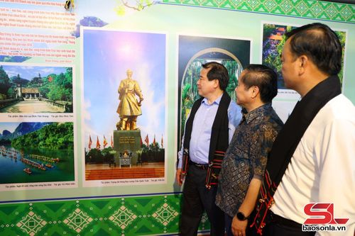 Các đại biểu xem triển lãm ảnh. 