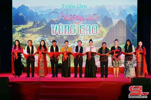 Các đại biểu cắt băng khai mạc triển lãm.