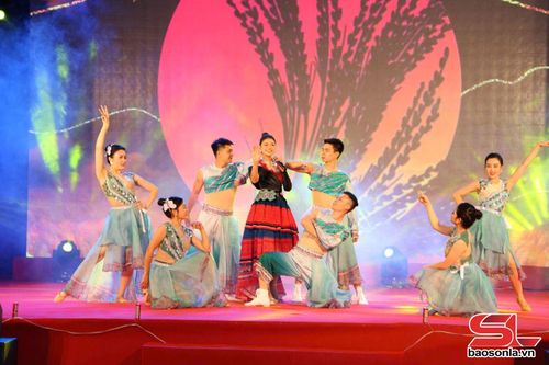 Tiết mục văn nghệ tại khai mạc.