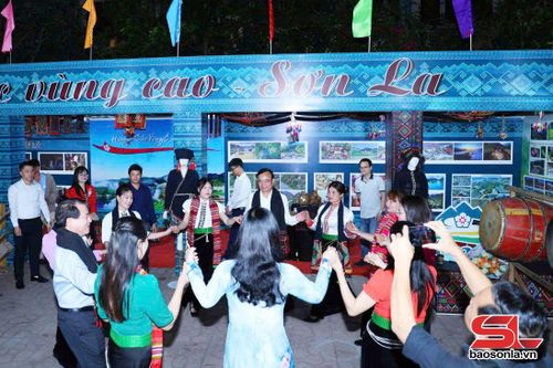 Các đại biểu tham gia vòng xòe đoàn kết tại không gian trưng bày tỉnh Sơn La.