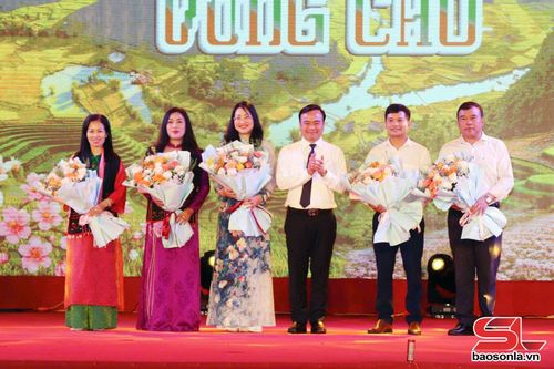 Lãnh đạo UBND tỉnh tặng hoa cho các đơn vị, địa phương tham gia Triển lãm. 