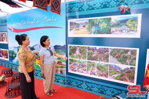 Những bức ảnh về cảnh sắc thiên nhiên và văn hóa Sơn La trong triển lãm .