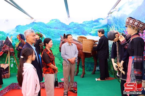 Du khách tham quan không gian trưng bày trang phục và nghề thủ công truyền thống vùng cao.