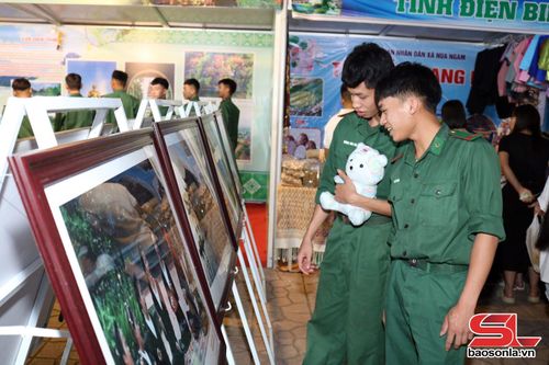 Các chiến sĩ tham quan gian trưng bày tỉnh Điện Biên.