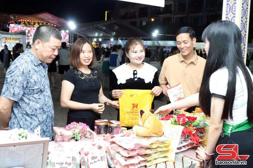 Nhân dân và du khách mua sản phẩm OCOP tại gian hàng tỉnh Sơn La.