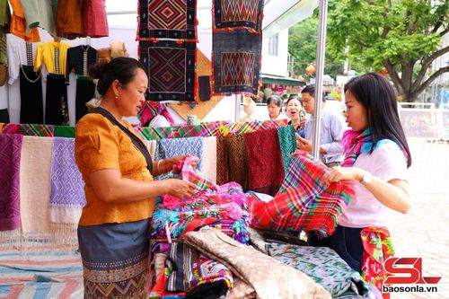 Du khách mua sản phẩm thổ cẩm tại gian hàng tỉnh Điện Biên.