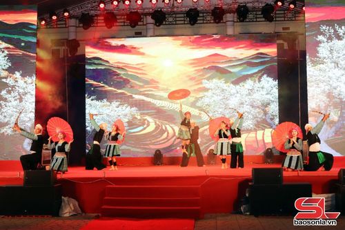 Tiết mục của đội văn nghệ tổ dân phố Pa Khen, phường Thảo Nguyên.