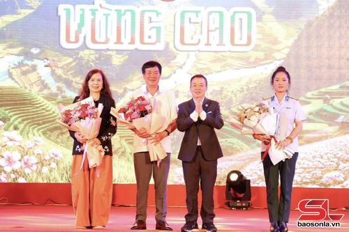 Lãnh đạo Trung tâm Triển lãm Văn hóa nghệ thuật Việt Nam tặng hoa cho các địa phương có đội thi tham gia liên hoan.