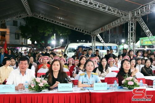 Ban giám khảo liên hoan.