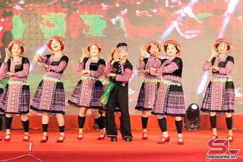 Tiết mục dân vũ đến từ phường Mộc Sơn.
