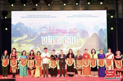 Ban tổ chức tặng cờ lưu niệm cho các đội thi.