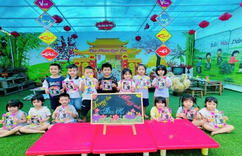 Niềm vui của các con khi được tận tay làm khung ảnh Bác Hồ