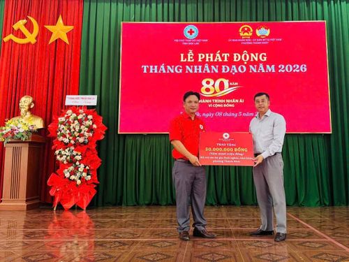 Hội Chữ thập đỏ tỉnh Đắk Lắk trao bảng tượng trưng tặng 50 triệu cho phường Thành Nhất hỗ trợ bà con có hoàn cảnh khó khăn