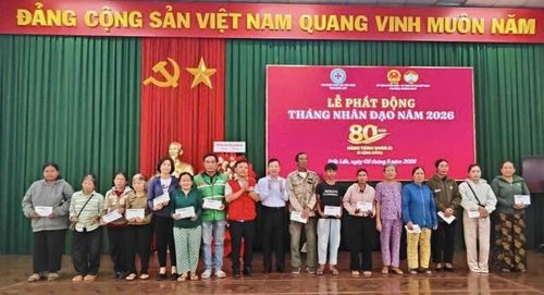 Phó Bí thư Tỉnh ủy, Chủ tịch Ủy ban MTTQ VIệt Nam tỉnh Đắk Lắk Y Giang Gry Niê Knơng cùng lãnh đạo Hội Chữ thập đỏ tỉnh tặng quà người dân có hoàn cảnh khó khăn ở phường Thành Nhất