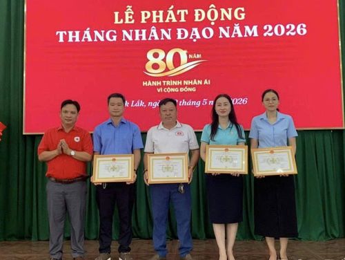 Hội Chữ thập đỏ tỉnh trao bảng ghi nhận "Tấm lòng vàng" cho các tập thể, cá nhân ủng hộ hoạt động Tháng Nhân đạo