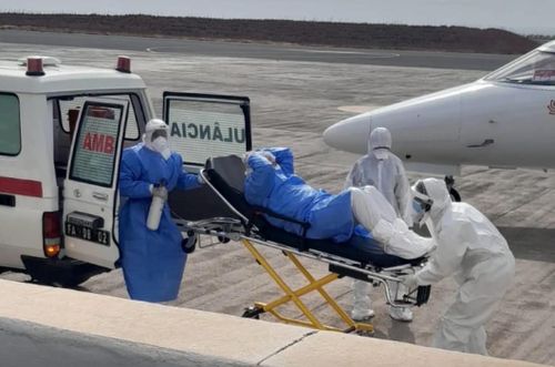Một bệnh nhân nghi nhiễm hantavirus đang được đưa ra khỏi tàu du lịch MV Hondius. Ảnh: DrTedros/X