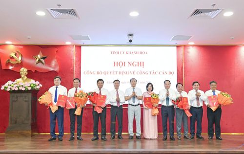 Lãnh đạo Tỉnh ủy, HĐND, UBND, MTTQ Việt Nam tỉnhtrao quyết định và tặng hoa chúc mừng các cán bộ được điều động, chỉ định, bổ nhiệm chức vụ mới.