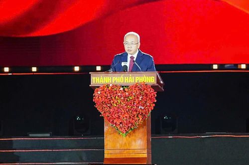 Ông Đỗ Thành Trung, Phó Bí thư Thành ủy, Chủ tịch UBND thành phố Hải Phòng phát biểu khai mạc lễ hội. Ảnh: Đông Giang.