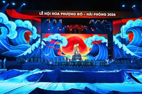 Thông qua các tiết mục nghệ thuật đặc sắc, chương trình khắc họa đậm nét truyền thống lịch sử, văn hóa, tinh thần “Trung dũng - Quyết thắng” của thành phố Cảng; đồng thời thể hiện hình ảnh Hải Phòng đang vươn lên mạnh mẽ với vai trò trung tâm công nghiệp, cảng biển, logistics, du lịch của cả nước. Ảnh: Anh Tú.