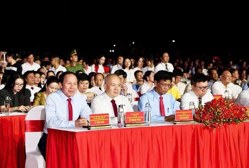 Đại diện lãnh đạo Trung ương; lãnh đạo thành phố Hải Phòng, cùng các đại biểu tham dự buổi lễ. Ảnh: Hoàng Quân.