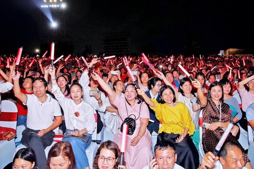 Đông đảo người dân và du khách dự buổi khai mạc. Ảnh: Anh Tú.