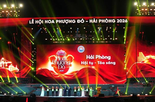 Ông Lê Anh Quân, Ủy viên Ban Thường vụ Thành ủy, Phó Chủ tịch Thường trực UBND thành phố Hải Phòng; ông Nguyễn Minh Hùng, Tỉnh ủy viên, Phó Chủ tịch UBND thành phố Hải Phòng trao chứng nhận cho các cơ sở đạt tiêu chí Du lịch Xanh thành phố Hải Phòng. Ảnh: Anh Tú.