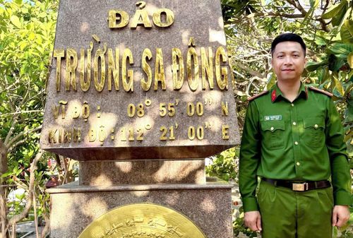 Thiếu tá Nguyễn Bá Hải chia sẻ những cảm xúc khi được tới thăm đảo Trường Sa và Nhà dàn DK1.