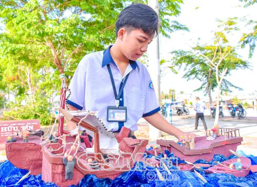 Em Nguyễn Minh Nhựt (Lớp 10C2, Trường THPT Thới Bình) đặt nhiều tâm huyết cho việc tái hiện chiến thắng Bạch Đằng từ các vật liệu sẵn có.