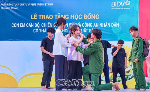Phân đoạn bé Thu nhận ra ông Sáu là cha trong tác phẩm "Chiếc lược ngà" (Nguyễn Quang Sáng) gây xúc động cho người xem.