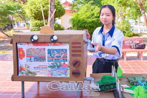 Mô hình Thước phim lịch sử của Lớp 11A1, Trường THPT Thới Bình có sự sáng tạo về nội dung, tạo sự gần gũi, thú vị cho học sinh.