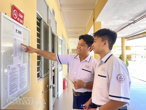 Em Quách Trung Hiếu và Nguyễn Phạm Anh Đức, học sinh Trường THPT Bạc Liêu, phấn khởi trước kết quả kỳ thi thử tốt nghiệp THPT năm 2026.