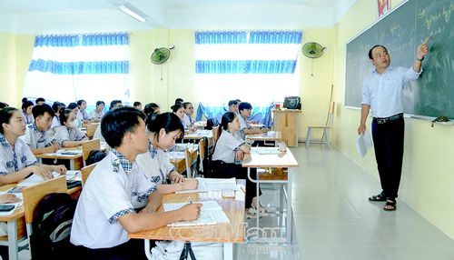 Học sinh Trung tâm GDTX Bạc Liêu trong giờ ôn thi môn Toán.