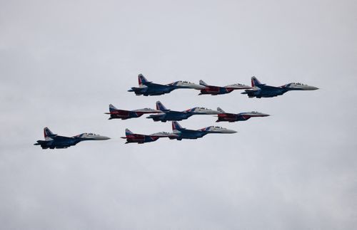 Các máy bay chiến đấu MiG-29 của đội bay biểu diễn và Su-30SM của đội bay biểu diễn Russkiye Vityazi (Hiệp sĩ Nga) bay theo đội hình trong một cuộc duyệt binh và diễu binh nhân Ngày Chiến thắng. (Ảnh: Reuters)