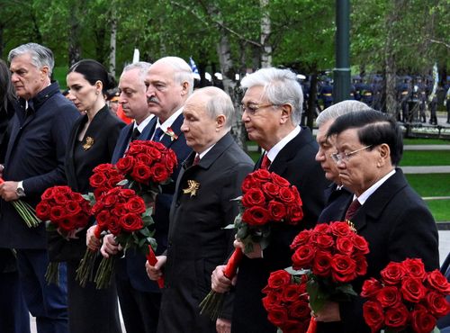 Tổng thống Putin đặt hoa tại tượng đài chiến sỹ vô danh.